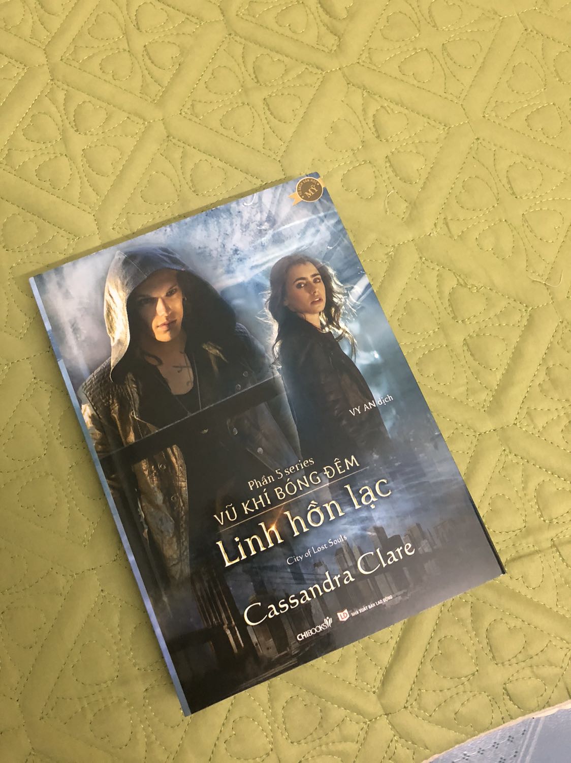 Sách đẹp, chất giấy tốt, giao hàng nhanh, đóng gói tốt. Nhưng mình rất coi trọng hình thức sách nên mình cho 4,5 sao ko có nên đánh 4 sao vậy. Chỉ có bị mỗi một chỗ thôi còn lại sách rất đẹp