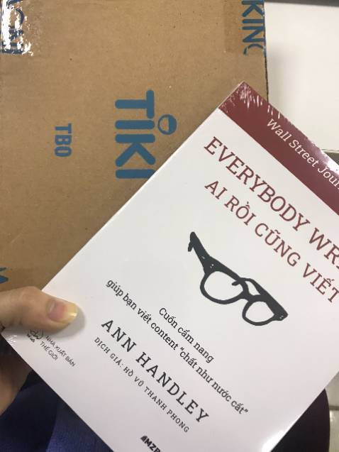 Sách giao nhanh mà đẹp lắm ạ, có màng co bảo vệ chắc chắn, sách giày in giấy đẹp. 
Nội dung dễ đọc, phù hợp với nhiều đối tượng. Sách cung cấp các kiến thức cũng như các bí kíp để sản xuất ra những content vừa chất lượng vừa tối ưu. Bên cạnh đó có những chỉ dẫn rất chi tiết từ việc đi tìm nguồn cảm hứng, phương hướng giải quyết khi cạn kiệt ý tưởng, cho đến phải viết cũng như chỉnh sửa ra sao để tối ưu được nội dung viết. 
Nói chung sách hay, mọi người nên đọc ạ!