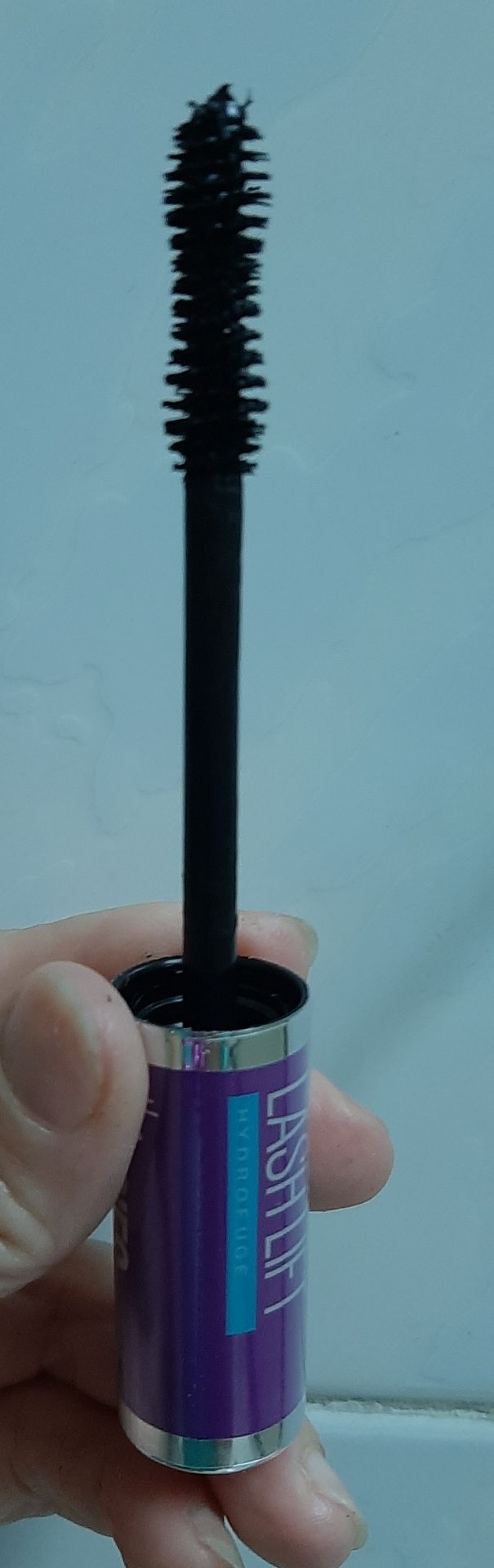 Tệ !!! Ko làm dày mi, ko làm dài mi như quảng cáo, chỉ bình thường như mascara khác, mà còn tệ hơn, đóng khô có hạt trên sợi lông mi, hiện tượng giống như mascara bị quá date vậy ! Vì chữ trên sp quá nhỏ, ko nhìn được ngày sản xuất nên ko dám kết luận. Mua vài món qua Tiki đều ko hài lòng về chất lượng sp ! Có lẽ Bye bye TiKi luôn quá !!!