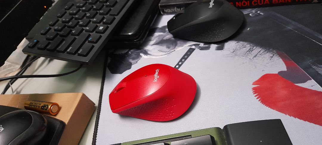 Chuột máy tính dùng rất êm, hầu như không có tiếng ồn, màu đỏ tưởng lòe loẹt nhưng mua về thấy khá ổn. Đây là chuột M331 thứ 2 mình dùng rồi.