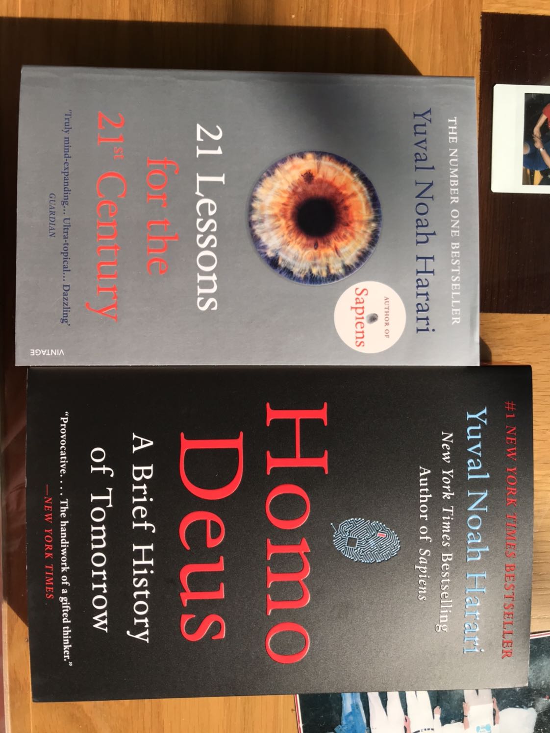 Sách hay và đáng đọc, nội dung thì nên xem review trên youtube sẽ chi tiết hơn.
Về hình thức sách, sách mình mua đợt sales nên rẻ quá chừng, giao hàng tiêu chuẩn nhưng cực nhanh (trong vòng 1 ngày), sách in màu toàn bộ, giấy cứng nên cầm cũng hơi nặng tay, nhưng với 182k thì nhận được quyển sách ngoại văn mới tinh như này mình quá hài lòng! Cảm ơn Tiki.