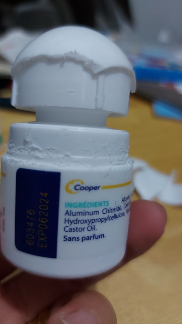 loay hoay mãi ko thể mở nắp đành lấy dao cạy nắp.thấy nắp bị gắn với chai bằng keo dán sắt.ko biết tại sao lại bị như vậy shop giải thích dùm.nói sx pháp nhưng thực tế sx tại đan mạch