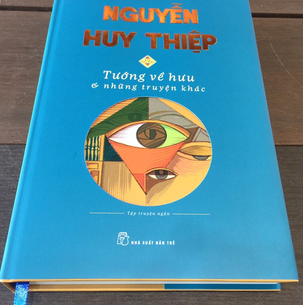 Tuyển tập truyện ngắn của nhà văn Nguyễn Huy Thiệp.
Sách do NXB Trẻ ấn hành 2022, bìa cứng có áo bọc, in ấn rất đẹp, giấy đẹp, tốt.
Tiki giao hàng nhanh, sách nguyên seal, nhưng không được chèn lót cẩn thận, may sách không bị cấn bìa.