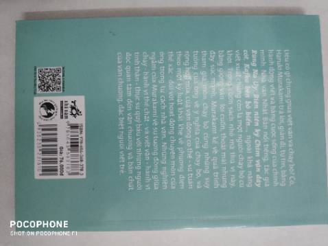 Nếu bạn đang muốn tìm 1quyển sách tiếp thêm động lực sống, nhưng không giáo điều, không nặng nề, không to tác, không hướng hẹn suông thì có lẽ đây là lựa chọn thích hợp. Quyển sách chỉ đơn giản ghi lại trải nghiệm và suy nghĩ của tác giả trong quá trình chạy, lúc tham gia các cuộc thi marathon....nhưng qua đó ta có thể thấy nó không chỉ đúng khi chạy bộ mà còn đúng trong cuộc sống. Đan xen trong đó tác giả cũng nói đến những suy nghĩ và kinh nghiệm của bản thân với công việc tiểu thuyết gia.
1 điều khiến tôi khá thích thú là tôi nhận ra rằng dù có là những người thành đạt, nổi tiếng, giàu có thì thật ra họ vẫn luôn có những suy nghĩ giống hệt chúng ta mà thôi. Vậy điều gì khiến họ khá chúng ta, tài năng, dũng cảm, quyết tâm, kiên trì, ...tự mình khám phá xem 😁
Sau khi đọc xong quyển sách không biết bạn có cảm thấy muốn bắt đầu chơi 1môn thể thao nào đó không? Không nhất thiết phải chạy bộ, bất kỳ môn nào cũng được chỉ cần bạn thích và phù hợp. Tôi nhớ tác giả đã viết nhiều người chạy không phải vì sống lâu hơn mà chỉ để tận hưởng cuộc sống. Đó là điều mà tôi muốn bây giờ.