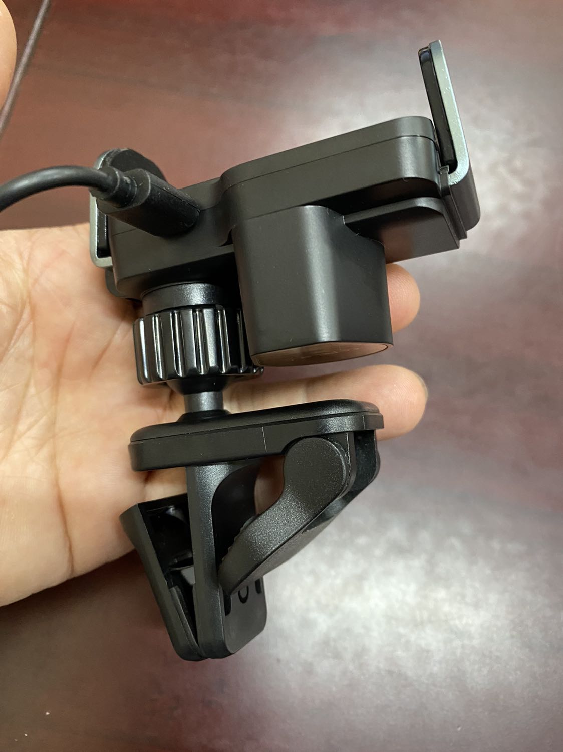 Sản phẩm đẹp, cứng cáp, độ hoàn thiện tốt. Bấm nhìn rất sang. Có điều mình vẫn chưa chọn đc chỗ nào để điện thoại ưng ý