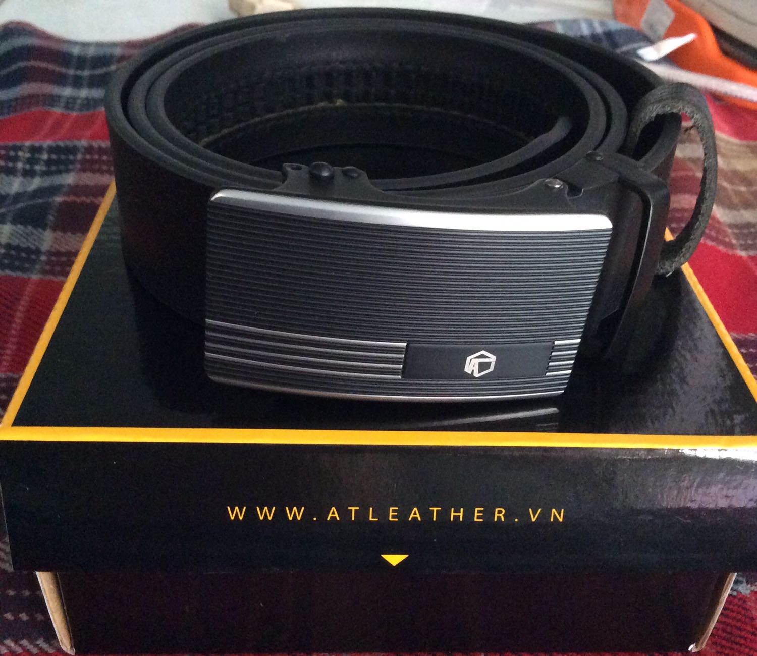 Giao hàng nhanh hơn dự kiến, hàng y như hình đã đặt, hàng chất lượng da thật *** lửa oke. Sẽ ủng hộ shop tiếp tục lần sau. (nhân viên giao hàng nhiệt tình)