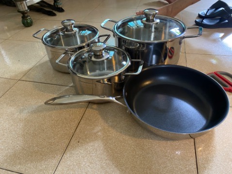 Hàng nguyên đai nguyên kiện ok xịn sò đóng gói cẩn thận. Nồi chảo đẹp, tay nắm nắp nồi hơi trầy.