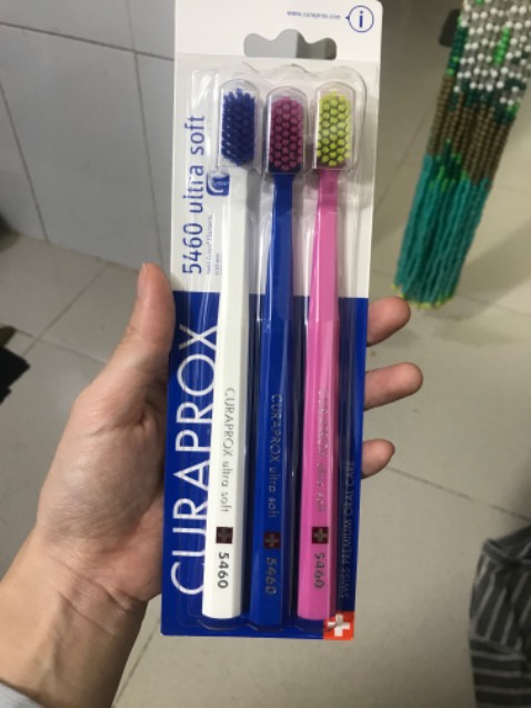 Bàn chải có vẻ mềm, nhưng màu không đúng màu đã đặt.