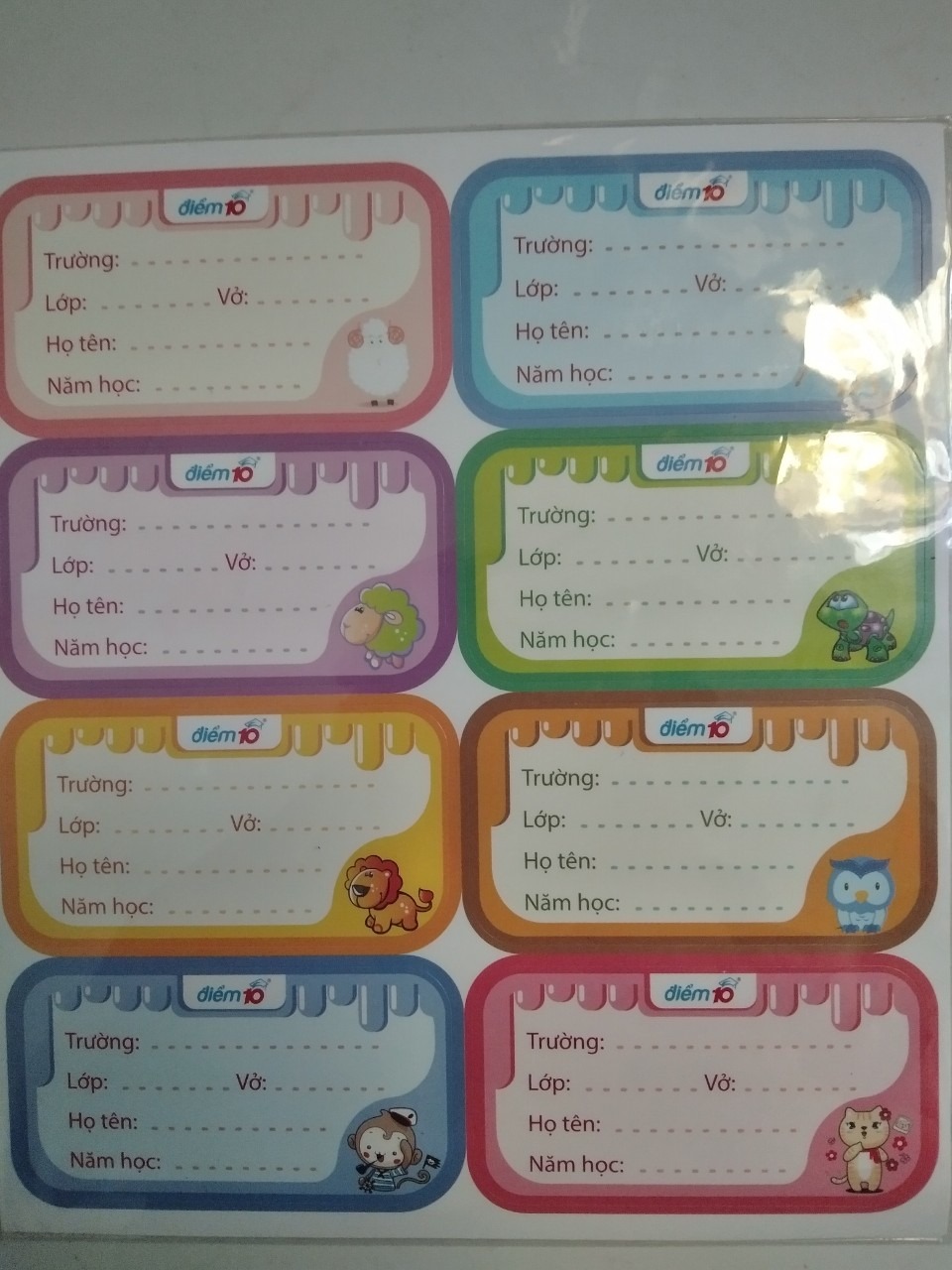 Giao hàng nhanh (sớm hơn dự kiến 1 ngày), nhiệt tình, cởi mở.
Nhãn vở y hệt trong hình, họa tiết trang trí là hình các con thú rất dễ thương.
Keo khá chắc, dễ dán, dễ lột. Đặc biệt là kích vừa phải, dán lên bìa sách vở ít bị che đi các tiêu đề hơn những loại tôi thường xài.
Giá sản phẩm hợp lí,  hợp túi tiền học sinh :D