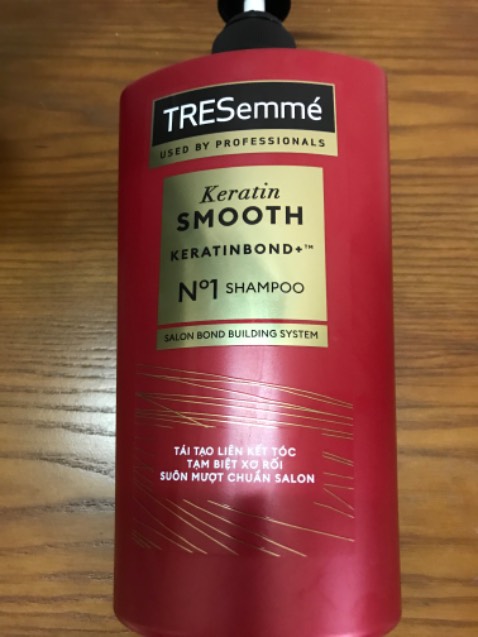 Tóc mềm và mượt, như đã có dầu xả. Mùi hương nhẹ, thích điều này vì như thế thường ko có hoặc ít hoá chất.

Tiki giao hàng rất nhanh, đóng gói cẩn thận (có bọc chống sốc). Mua của Tiki trading rất yên tâm về chất lượng sản phẩm cũng như dịch vụ, keep it up nhé Tiki :)