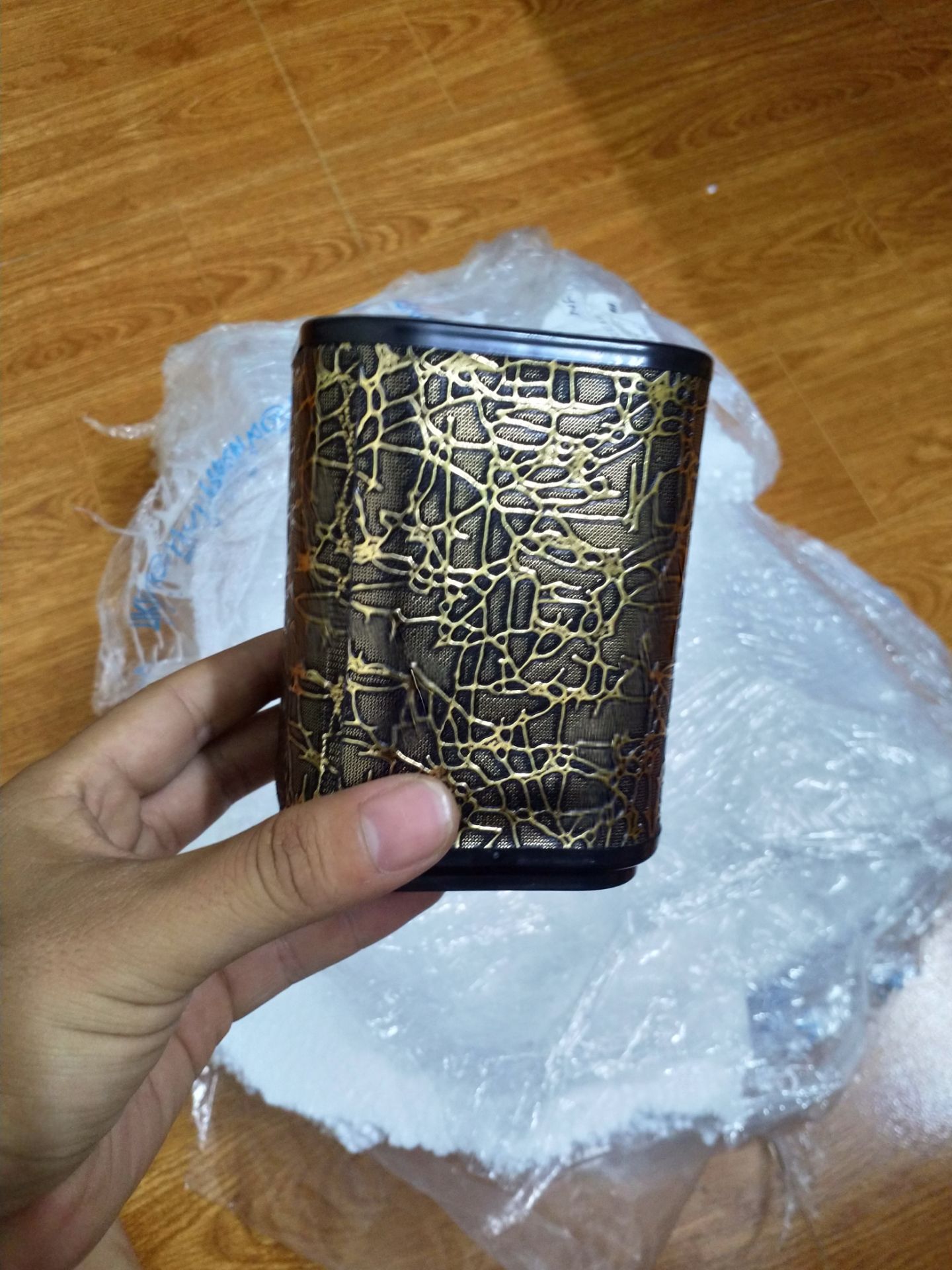 Đã mua đến hơn 20 sản phẩm từ Tiki, nhưng đây là lần đầu tiên nhận được sản phẩm đúng chủng loại nhưng sai về màu sắc. Tiki có thể giải thích lý do cho vấn đề này và ai sẽ là người nhận trách nhiệm đây. Giá trị món đồ đặt thì không quá lớn, nhưng cảm giác thấy không được tôn trọng trong việc quyết định mua hàng thì là rất nhức nhối. Vẫn phải luôn luôn khen Tiki bọc đóng gói kỹ lưỡng cẩn thận,đối tác GHN của Tiki làm việc cũng hiệu quả, chỉ duy nhất việc sai về màu sắc đặt hàng đã khiến Tiki mất điểm trong mắt mình rồi. Nếu là các món đồ có giá trị hơn thì các bạn sẽ cẩn thận trong khâu check kiểm tra thông tin order của khách hàng hơn chăng, hay đây là sp Tiki không tôn trọng lựa chọn của khách mà cứ dúi bừa cái Tiki chọn chứ ko phải khách hàng chọn???