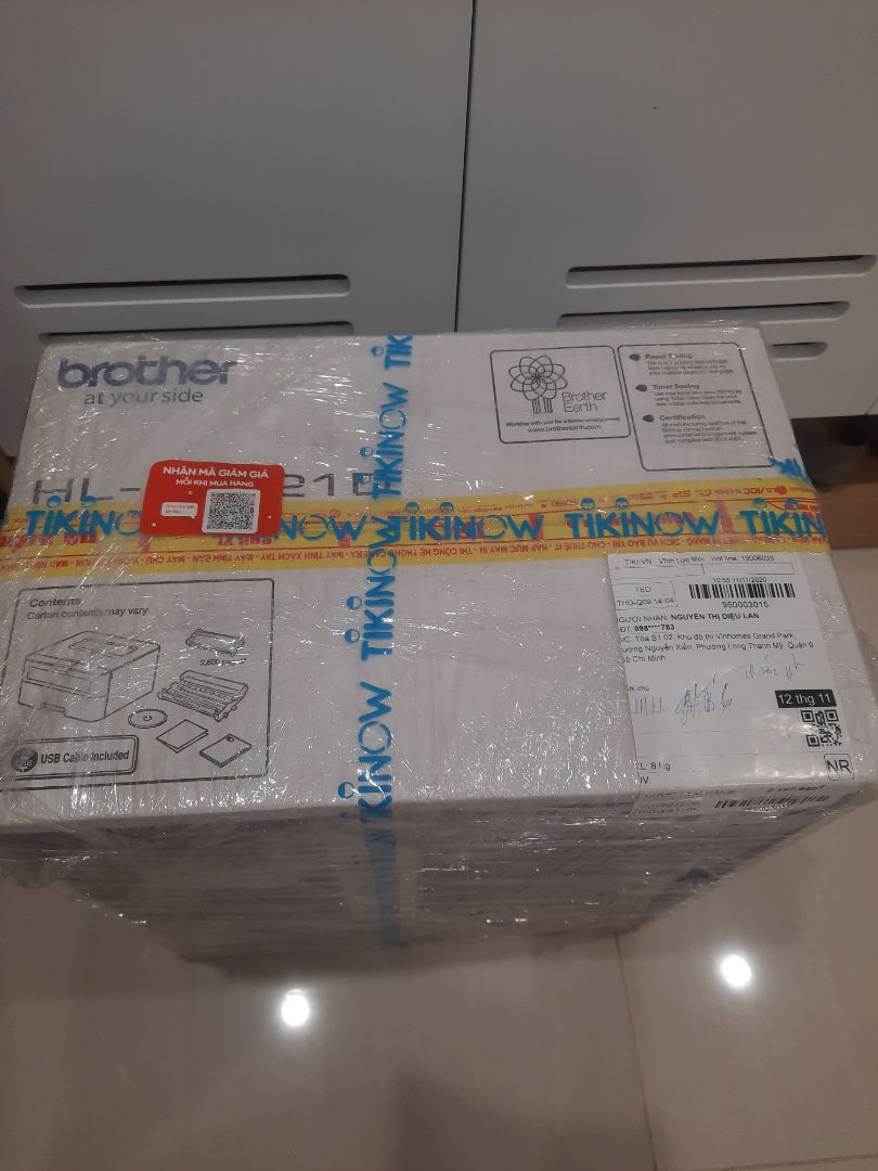 Mình săn sale 11.11 nên mua với giá 2.2tr. Tiki giao hàng nhanh. Mình vừa in thử 1 lần thì thấy máy in chất lượng, mực ra đều rõ. Hi vọng bền lâu vì đợt trước mình cũng xài 1 máy in brother mà dc vài tháng máy lem mực các kiểu, sửa nhiều lần quá nản nên mình bỏ luôn.