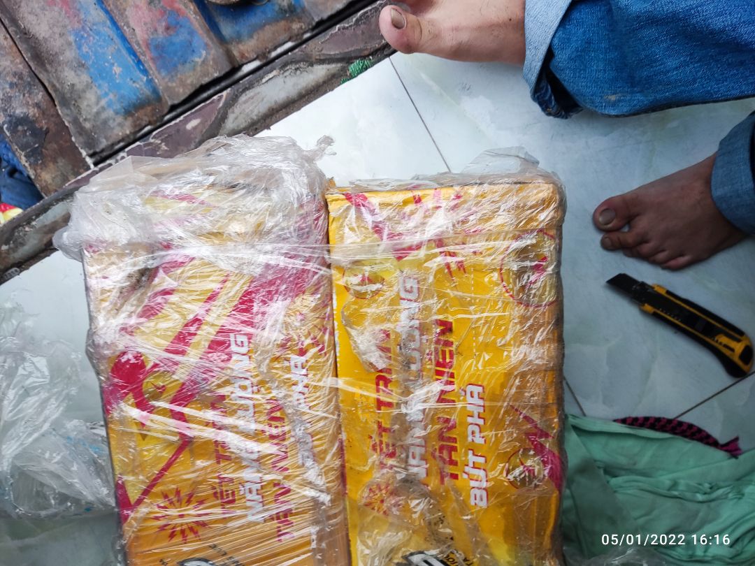 2 thùng bị lủng,nước ngọt chạy ướt mem,kiến bu