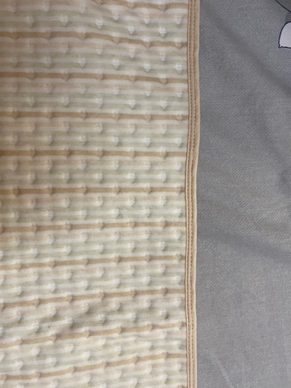 Tấm lót nhận được rất hài lòng, màu mắc đẹp đường may chắc chắn, shop gói hàng kỹ. Có đầy đủ thông tin sản phẩm nên yên tâm cho con nằm. Mình mua tấm size lớn về lót cũi cho bé nằm thấy rất ổn. Sản phẩm tốt nên mua. Sẽ tiếp tục ủng hộ shop.