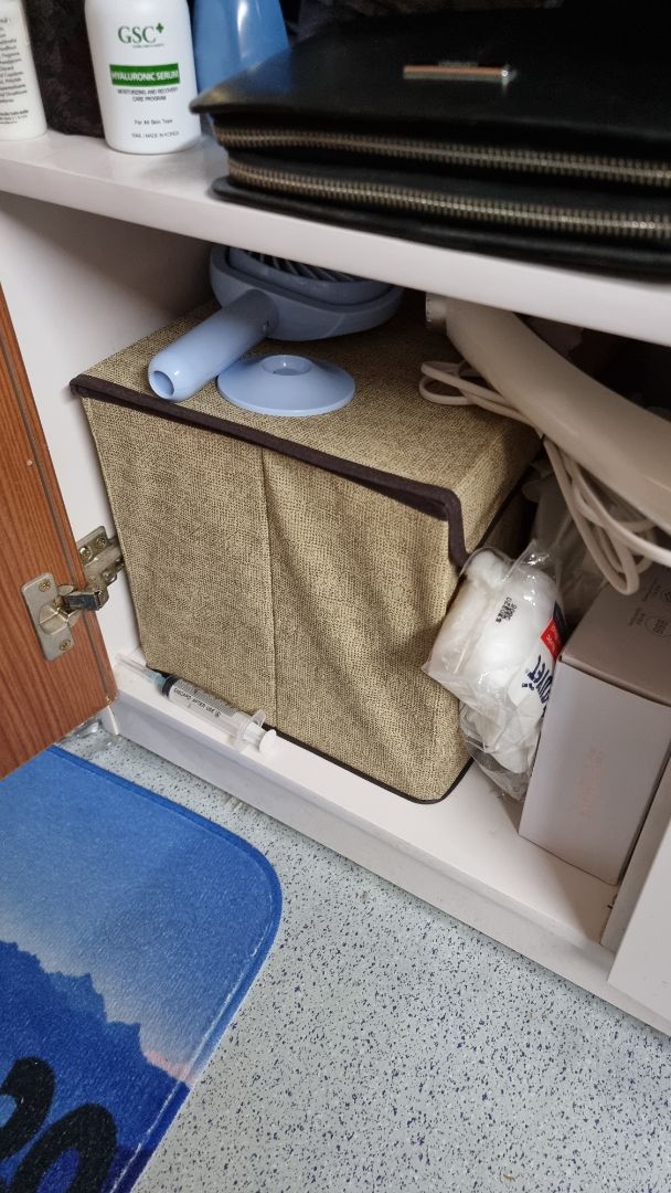 Hộp như ảnh giới thiệu, hơi íu xíu, ko dầy lắm đựng đồ nhẹ thì ok.