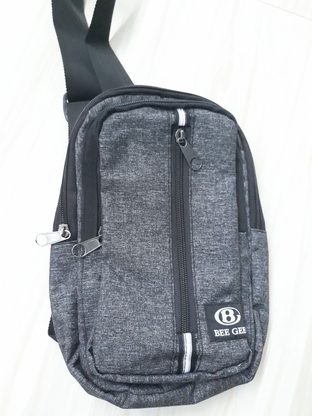 sản phẩm thực tế đúng như mô tả, bên trong có 2 ngăn có đệm khá ok, chất vải mềm.