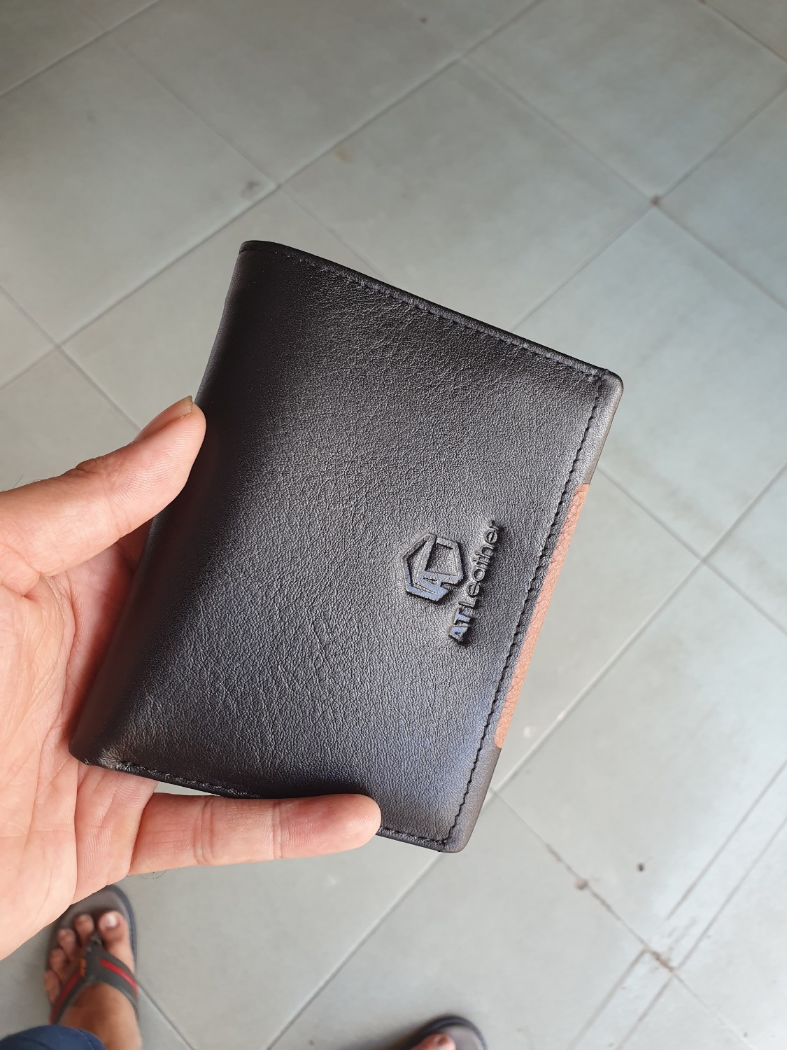 Sản phẩm giao nhanh, có hộp đầy đủ, da sờ vô rất mịn và cảm giác chắc chắn. Trước mình đã mua 1 sản phẩm thắt lưng của AT Leather xài hơn 1 năm rồi vẫn như mới, nên ví chắc cũng vậy. Sẽ ủng hộ shop lâu dài