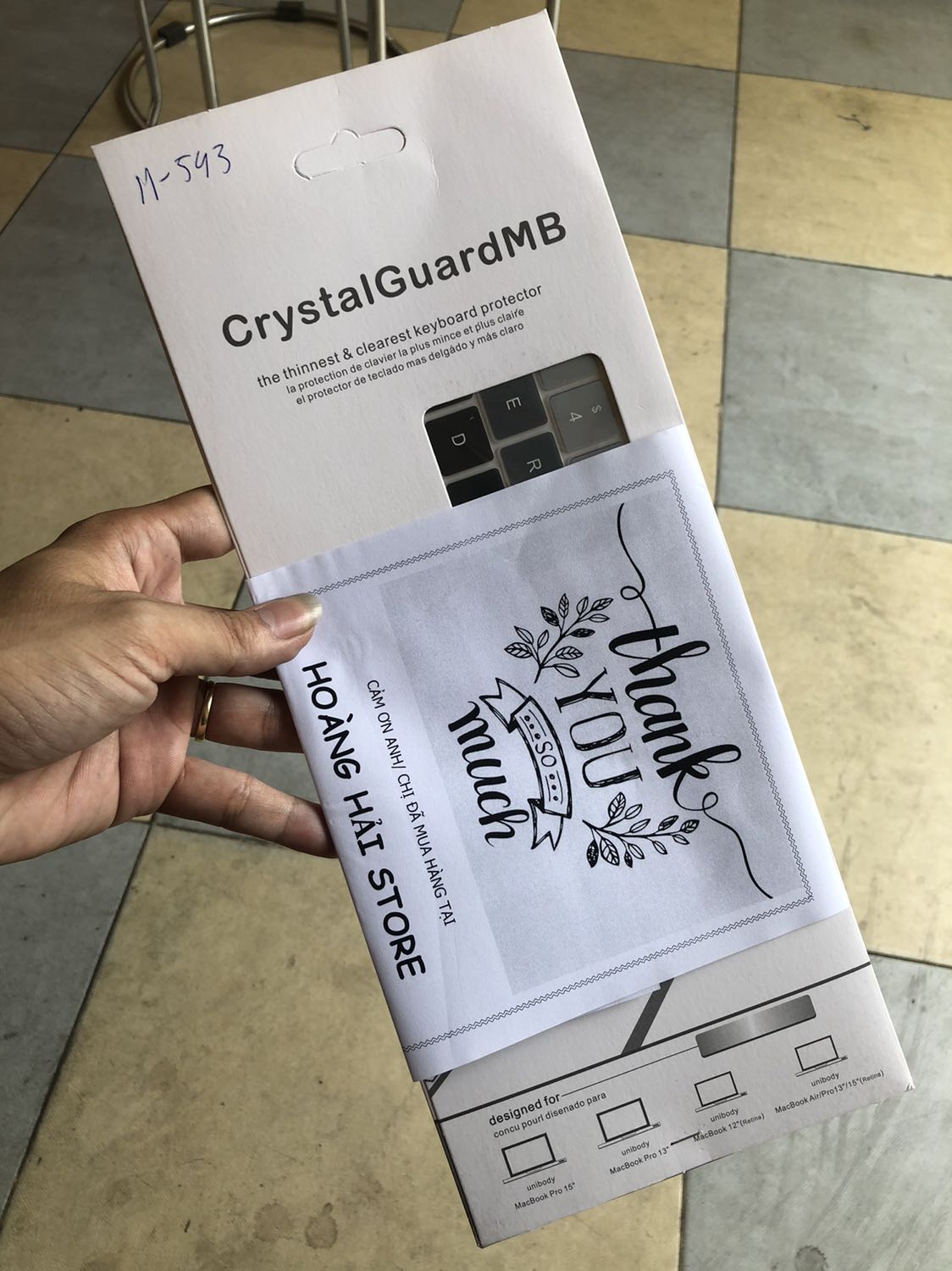 Như hình.  Nhưng không vừa. Còn thiếu 1 hàng phím.  Của mình là mac2013. 
Gần như không ngăn đc bụi