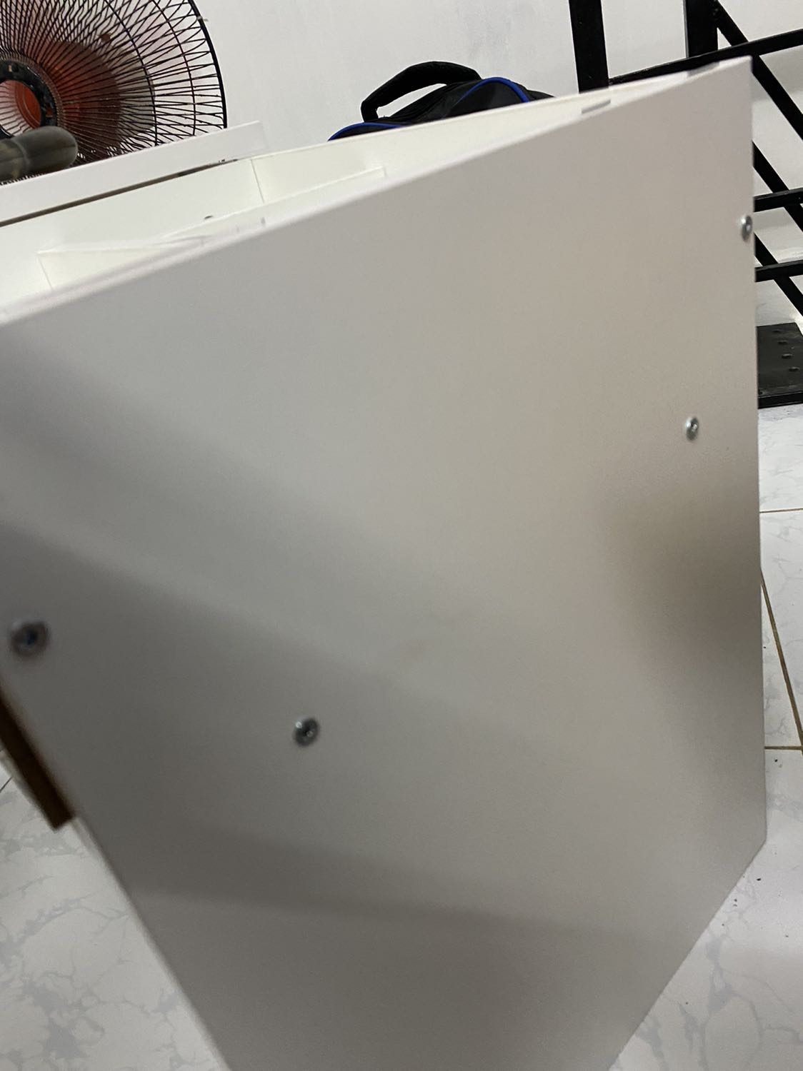 Lỗ khoan không đúng, xem clip và xem tờ giấy hướng dẫn phải lắp đi lắp lại nhiều lần tưởng mình sai nhưng thật ra do shop khoan sai. Lắp ráp thủ công rất mất thời gian và công sức, đau tay nữa nhưng gần hoàn thành mới thấy không đúng. Trải nghiệm hết sức tồi tệ. Tôi muốn trả hàng.