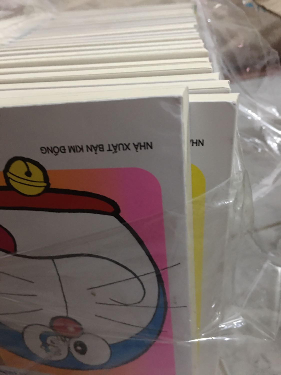 Hàng giao khá nhanh, đặt hôm trc là hôm sau có hàng rồi. Mỗi tội khâu đóng gói lỏng lẻo, hộp móp xấu quá. Trộm vía cả bộ truyện không bị sao, chỉ bị tập 1 một chút xíu. Mình là ng dễ tính nên bỏ qua đc. Chỉ mong Tiki sẽ lắng nghe phản hồi của khách hàng để cải thiện khâu đóng gói ah.