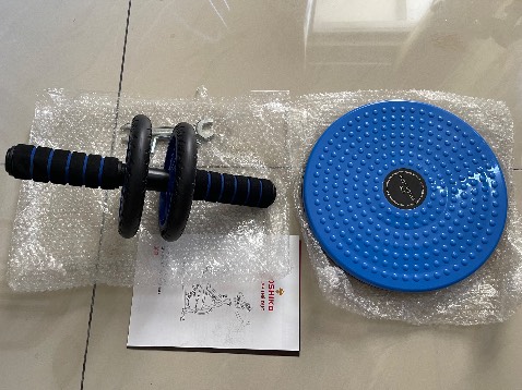 Xe đạp giao đúng hẹn, được hỗ trợ lắp ráp tại nhà luôn, có 2 bánh xe phía dưới nên chổng lên kéo đi tới lui rất tiện, quà kèm giao đúng loại và rất tiện dụng, giá cả hợp, thiết bị cũng chắc chắn nên ko có gì phải phiền lòng