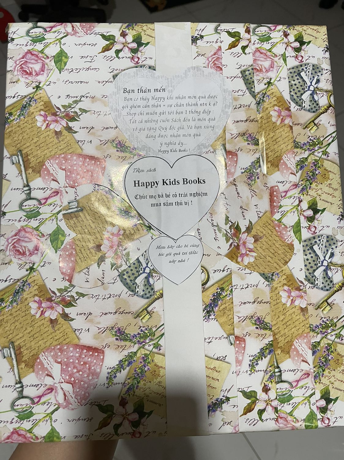 Bé rất thích, tên khủng long là tiếng Anh nên các mẹ có thể dịch ra để giải thích cho bé nha. Shop rất có tâm gói sách thành món quà mình tặng bé rất thích. Cho shop 5* nè