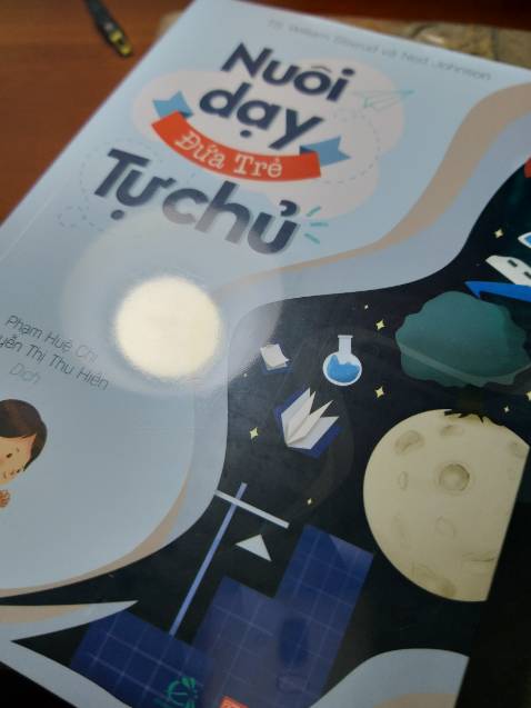 Mình chưa đọc nhưng shop bán sách mới toanh, bọc rất kỹ lưỡng. Thật tình mà nói với người yêu sách như mình thì shop làm mình vô cùng hài lòng về chất lượng. Mong trong tương lai shop tiếp tục phát huy nhé 😍