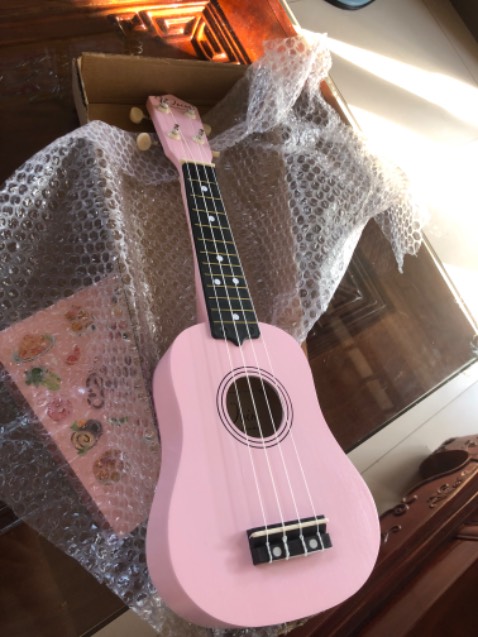 Mình mua hàng mới để làm quà, nhận về hàng gãy như hình, trao đổi vs shop và đổi hàng chỉ đc bảo trì ko đc đổi mới. 
Mua đàn 200, gửi đổi trả và nhận hàng phí gửi  mình chịu thêm 100k vô duyên, trong khi mình ko phải là người làm hư và mình mua đàn mới chứ ko phải đàn què. Time chờ gửi cũng lâu nữa chứ.
Mua làm quà mà như thế này ai mà tặng nữa.