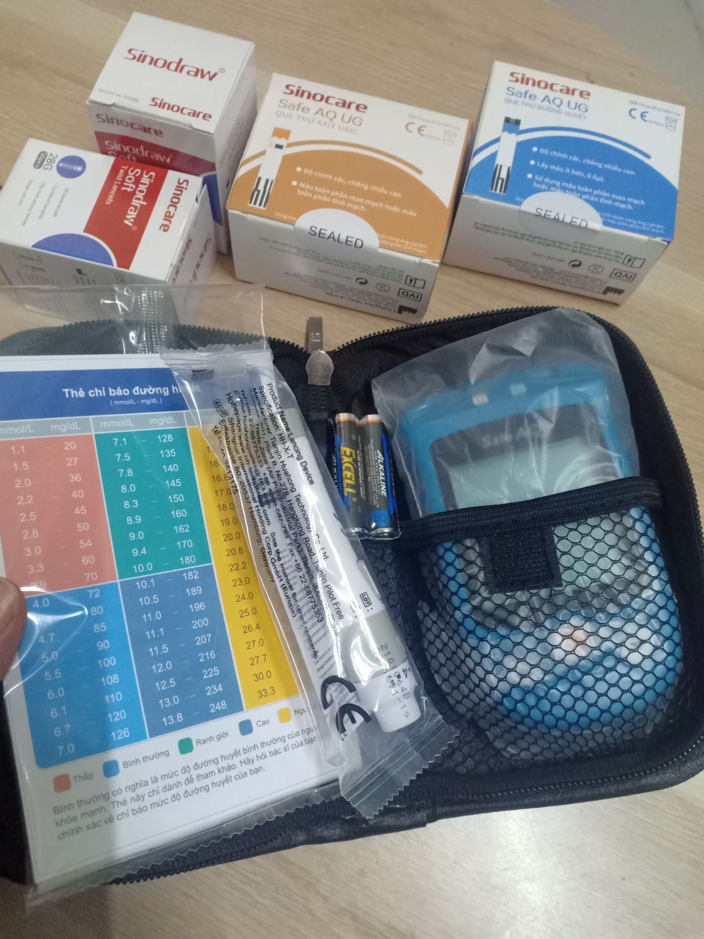 Tiki giao nhanh dù mưa to, 50p đã nhận được.
Sp gói cẩn thận, nhìn rất xịn. Máy đo, bút, pin, 2 hộp que thử đường và axit uric (mỗi hộp có 2 lọ), 2 hộp kim, sách hướng dẫn, bảng quy đổi. Để dễ sử dụng, mn có thể lên Youtube của hãng để xem hướng dẫn.