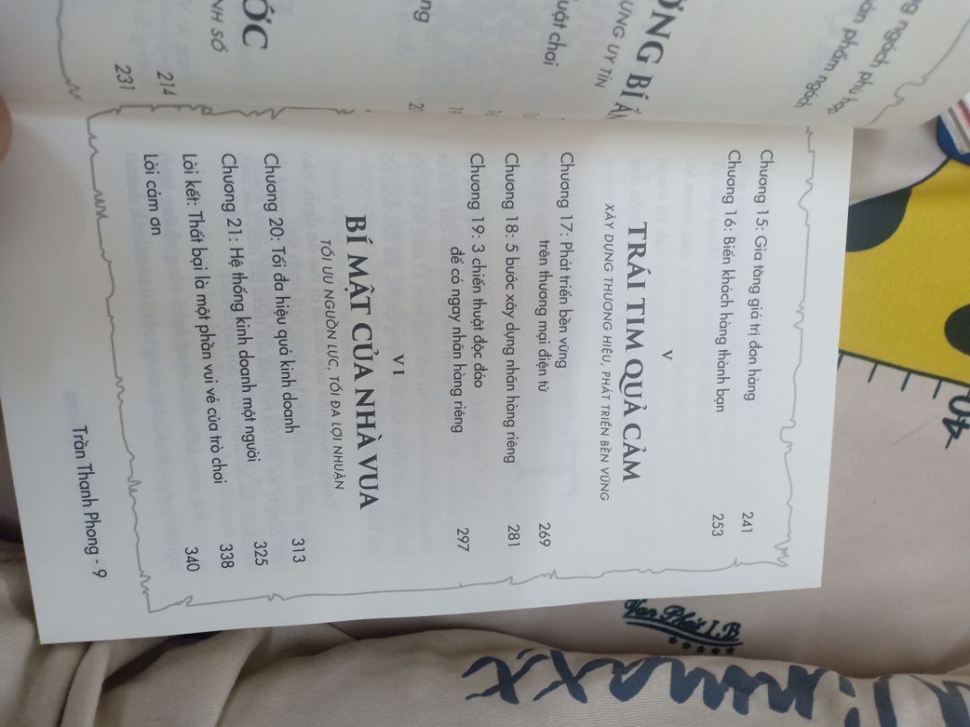 Quả thật, sản phẩm nào cũng anh Phong cũng chất lượng các bạn ạ! Về khâu vận chuyển thì phải nói là bao nhanh luôn, đúng không phụ lòng các độc giả như mình luôn háo hức được cầm trên tay quyển sách mới ra lò của anh ấy!😀😀😀. Về cách trình bày khá đẹp mắt, cũng như nội dung rất hấp dẫn lôi cuốn bạn đọc từ trang đầu đến trang cuối. Quyển khởi đầu bằng ba bài học quý báu và kết thúc bài học thứ ba. (bài học 1: nếu ko có kinh nghiệm thì hãy bắt đầu thật nhỏ; bài học 2: thành công ko bao giờ là mãi mãi, đừng ngủ quên trên chiến thắng!; bài học 3: hãy tập trung vào sản phẩm)