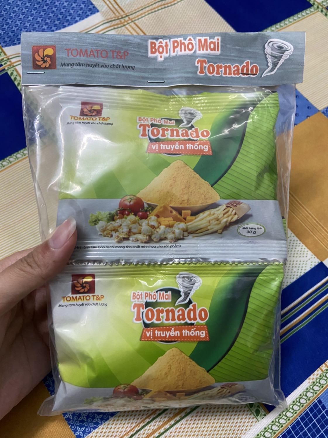 Combo có 5 gói bột phômai Tornado (mỗi gói 30gram)
Đóng gói đẹp, kín, chắc chắn. Bao bì các gói còn mới nguyên, ngày sản xuất cũng là gần đây nên hạn dùng còn lâu (1năm). Đã dùng loại này lâu rồi. Hương vị mùi vị ngon, dễ ăn, có thể dùng kèm nhiều món để bắt vị món ăn hơn
Giao hàng nhanh chóng