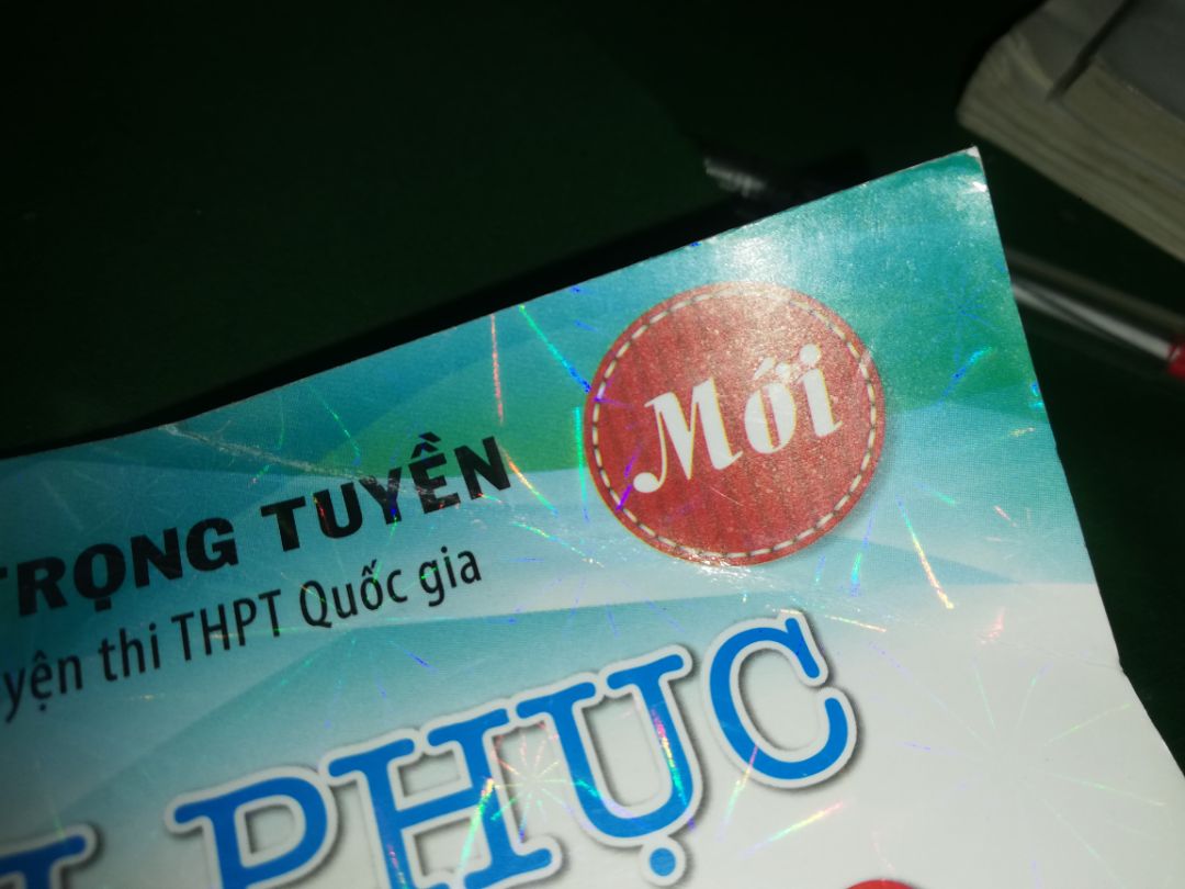 Mình cảm thấy không hài lòng, sách giao bìa bị gấp và nhàu, trông rất cũ, giấy màu vàng đậm rất cũ..