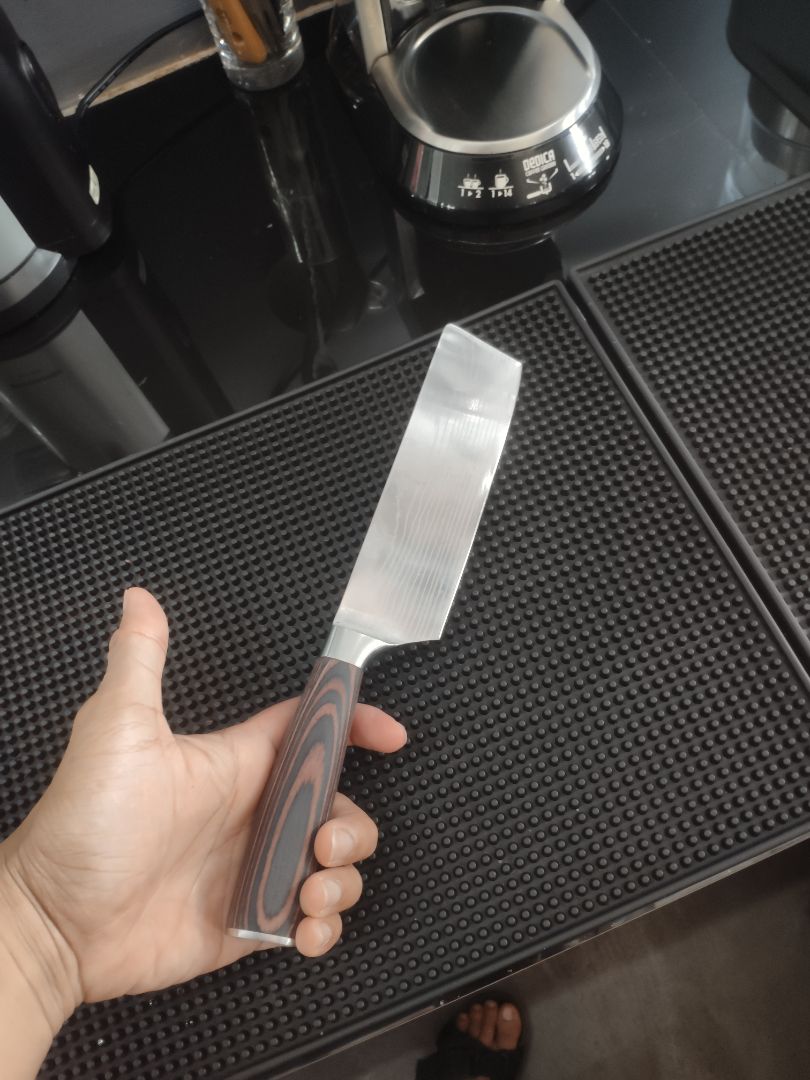 Cũng được thôi ạ. Cầm vừa tay chứ không sắc lắm. Lúc mới nhận dao chỉ sắc vừa, muốn sắc phải mài lại. Sản phẩm không có hộp như hình, chỉ được bỏ trong hộp carton và vĩ nhựa chống va chạm. Sắt damacus giã chứ không phải thật. Phần vân thép như kiểu tạo từ axit ra chứ không phải dùng kỹ thuật sắt nén. Kiểu dao inox mà vẻ vằn lên ấy. Dào này cắt thôi nhé, chặt xương quăn lưởi là chắc chắn