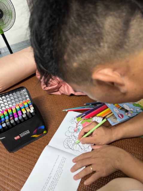 Buồn ghê, bị thấm mực sang trang sau, dù tờ giấy trong quyển tô màu rất là giày. Tính ra hàng của deli cũng không oki lắm.