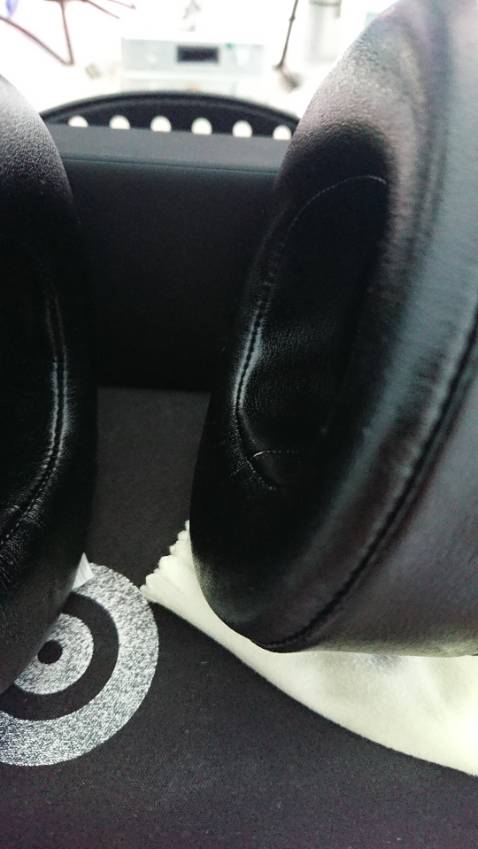 Mình cần 1 loại dưỡng đồ da cho tai nghe nên yêu cầu không chứa nhiều hóa chất, lựa 1 vòng thì thấy Howard. Lần đầu sử dụng cảm giác rất hài lòng. Mùi thơm, bôi lên lớp pad trở nên bóng đẹp mịn màng. Chắc chắn sẽ còn sử dụng lâu dài.