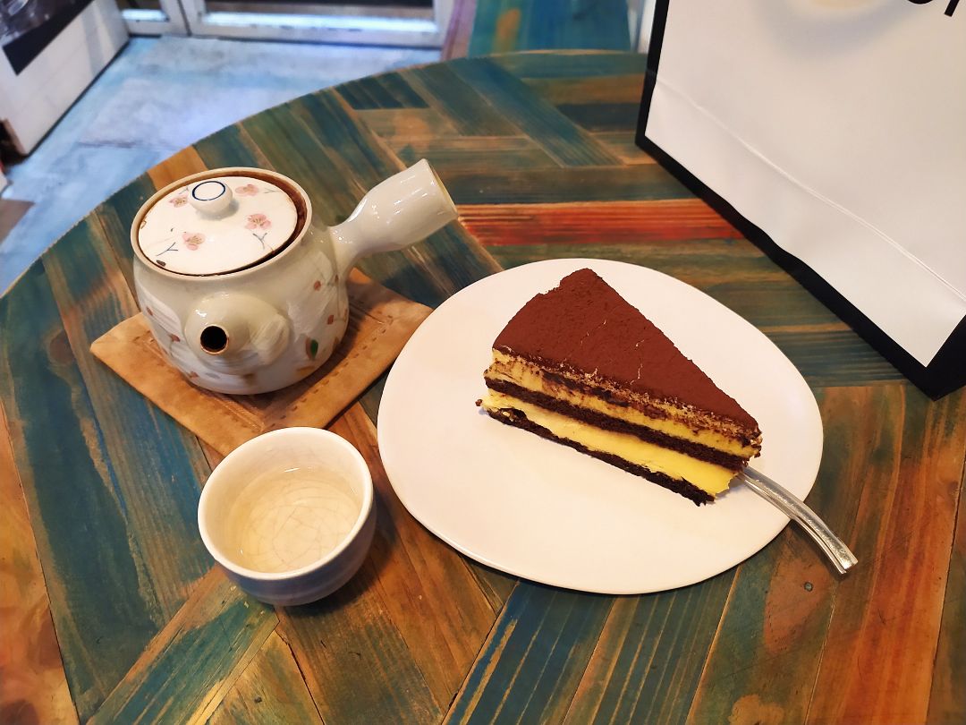 Ảnh minh họa chứ lười chụp.
Mua 3 cuộn dùng thử mà đến lúc nhận hàng thì ngỡ ngàng bàng hoàng. 3 cục này dễ dùng cả năm 😥
giấy dai, mềm, thấm nước lâu, lau cái gì cũng kỹ, lau mặt thôi khỏi bàn 🤪
Lau mặt lúc tẩy trang, ngâm ấm khăn để đắp mặt thì khá êm. Mùi trên khăn cũng dễ chịu.
Nhưng để lau khô mặt thì hơi không ổn. Mặt mình hơi cảm giác ngứa. Không êm như dùng bông tẩy trang. Nên không ưng lắm.