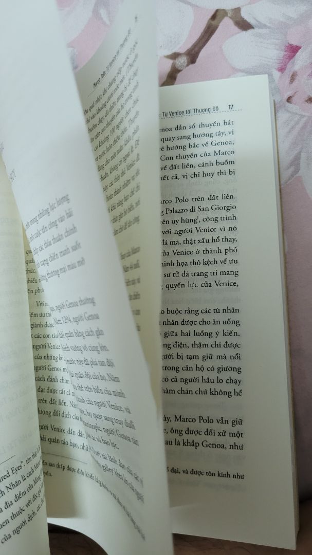 Sách bị dính giấy quá nhiều, ngoài những hình bên dưới còn không dưới chục trang bị dính, hộp rách toác rất tệ. 
 
Sách đi từ bối cảnh của Venice nơi Marco Polo khởi hành, đến Thượng Đô (thủ đô mùa hè) của Đế quốc Mông Cổ, với giọng văn của một nhà nghiên cứu - rất giống những chương trình khoa học lịch sử, địa lý trên Planet Earth, thỉnh thoảng vẫn có góc nhìn của vài nhân vật chính, nhưng chủ yếu vẫn dựa vào những tư liệu nghiên cứu sẵn có để khám phá nhiều khía cạnh của hoàng cung và cuộc sống xã hội trong Đế quốc Mông Cổ - Đại Nguyên.