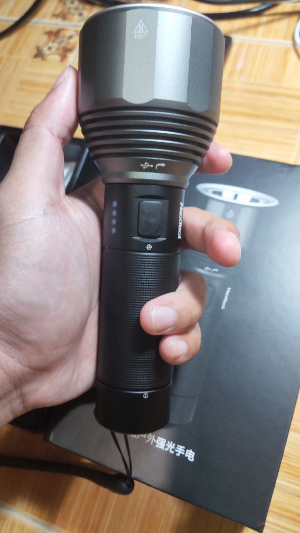 Đèn cầm rất chắc tay, sáng cực mạnh luôn, ở độ sáng mạnh nhất thì đèn nhanh nóng, cũng dễ hiểu, công suất lớn mà.