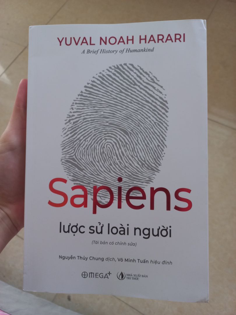 mới đọc được vài trang đầu, chưa thực sự ấn tượng nhưng mình rất kỳ vọng vào cuốn sách này, mong là càng về sau sẽ càng cuốn. giao hàng nhanh, đóng gói ko chắc chắn lắm, gáy sách hơi lỗi nhưng nói chung ko ảnh hưởng j nhiều