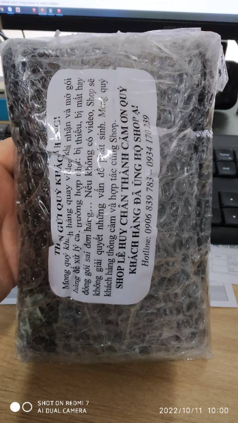 có sẵn 2 viên pin luôn, lắp vào cầm chắc tay, sử dụng tốt !