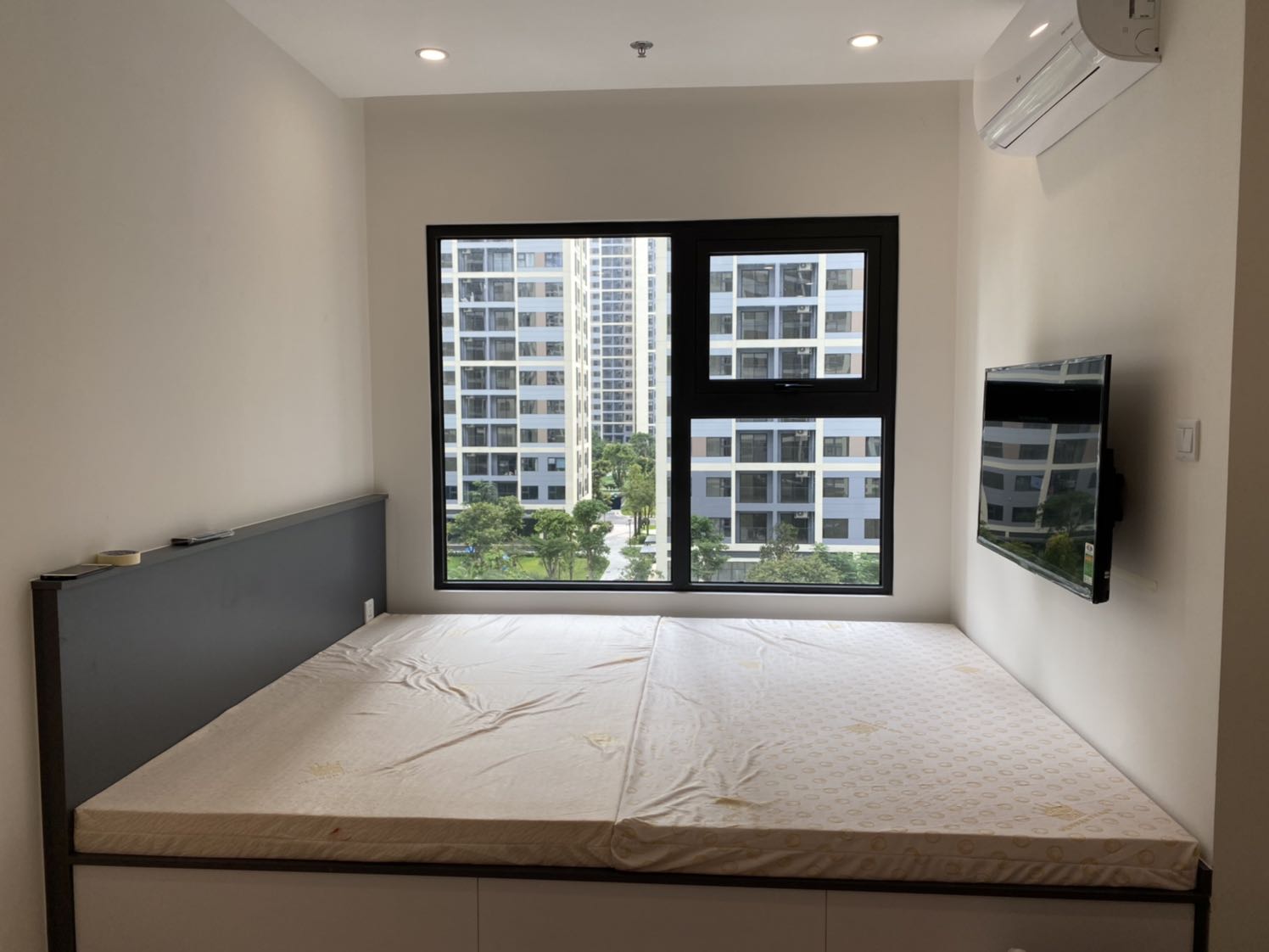 Nệm cứng hơn so với Kymdan, chỉ lún xuống khi có tác động lực mạnh do vậy khi nằm xuống lưng vẫn chưa chạm tới được mặt nệm, không dc nâng đỡ. Giao hàng nhanh hơn dự kiến, good!