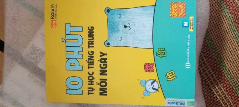 Uiiii chỉ 1 từ là quá tuyệt thôi ạ. Shop đóng gói hàng okela lắm nè, đặc biệt hơn nữa là sách rất đẹp, có hình ảnh cute kèm màu sắc hài hoà rất phù hợp để học không bị nhàm chán. Nên mua lắm nha mn 🥰🥰