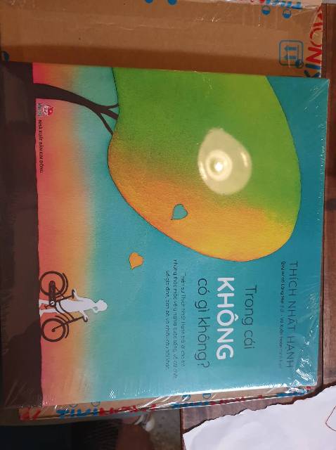 Sản phẩm về nội dung và ship thì ổn, tuy nhiên tôi đã đăng ký bookcare nhưng ko thấy có bọc, trong khi số lượng bookcare thì vẫn trừ. Ngoài ra tem trên sách bị rách, mất một phần, ko rõ có phải do sách có người mua rồi, hoàn trả nên Tiki bọc lại rồi ship ko. 
Nếu các bạn hoàn lại 1 bookcare, tôi sẽ nhận xét lại sản phẩm 5*. 
Chân thành cảm ơn.