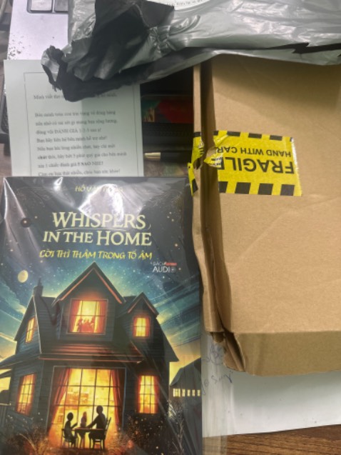 Một mẩu giấy gửi thật dễ thương. 
Sách đc đóng trong hộp, hộp đc để trong 1 túi ni lông chống mưa rất tuyệt. Sách cũng đc bỏ trong bọc kiếng nữa. Thật sự rất hài lòng, cảm ơn Shop và các chàng trai