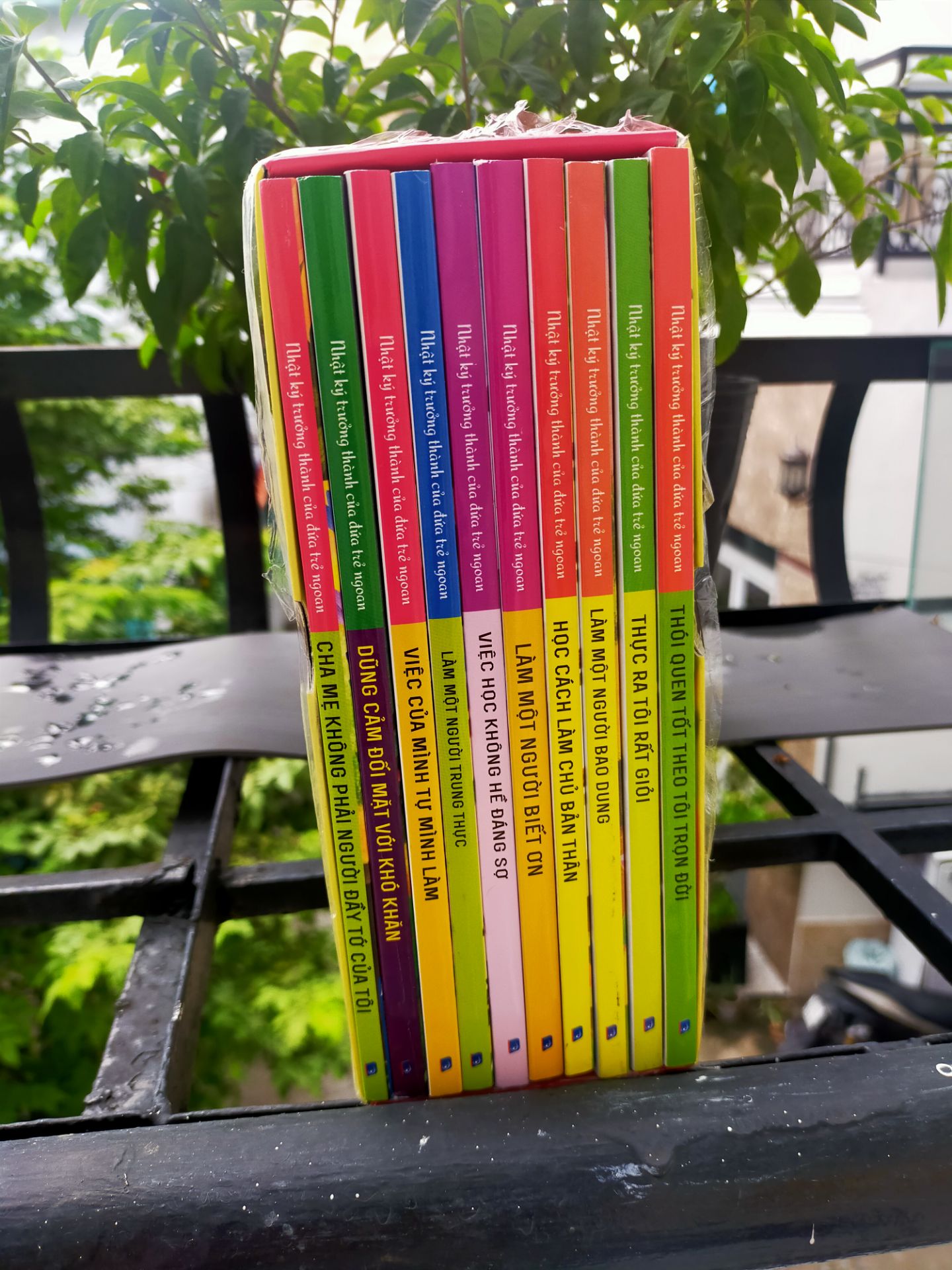 Cảm ơn shop! Cảm ơn Tiki! 10 quyển sách này nên mua cho con đọc. Sách in màu. Giá bìa 50k/quyển. Mình mua ở Tiki cả ship chưa tới 300k. Cảm ơn! Cảm ơn! Cảm ơn! ????❤?