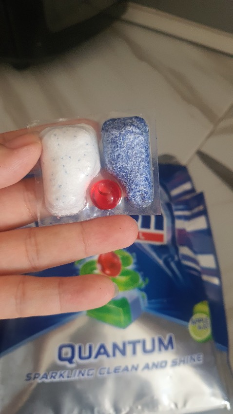 Xin chào Shop, mình có đặt 1 túi viên rửa chén 60 viên như trong đơn đã đặt. Thế nhưng hôm nay mình nhận được hàng hoàn toàn không trùng khớp với đơn đặt. Không chỉ vậy hàng không đảm bảo chất lượng (hình kèm theo). Kính mong shop hàng check lại đơn hàng và có phản hồi thích đáng dành cho mình. Mình không muốn bỏ tiền ra mà không nhận được hàng không chất lượng. Chưa nói là có dấu hiệu hư không đảm bảo an toàn khi sử dụng cho việc rửa chén bát, ảnh hưởng đến sức khỏe gia đình.