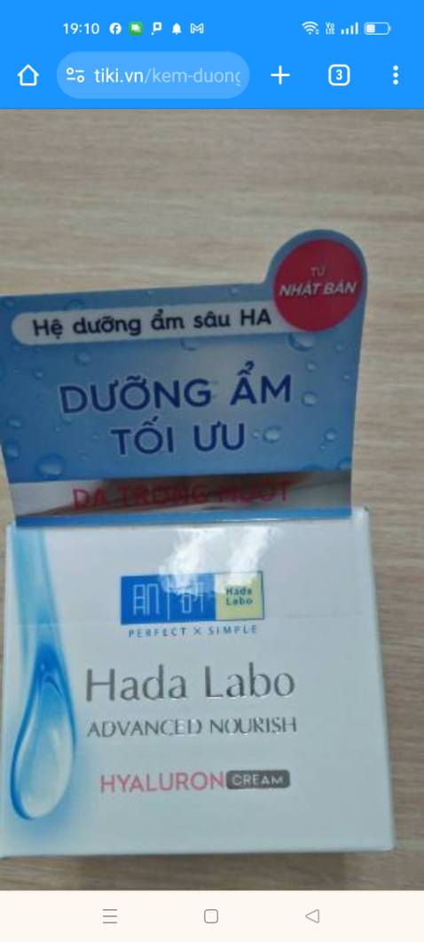 Đã dùng nhiều lần sp này từ tiki. Dưỡng ẩm tốt, từ ngày gặp em này là không lo bong tróc da mặt vào mùa đông nữa, lúc mới bôi lên hơi bết dính nhưng kem thấm khá nhanh sau vài phút là không để lại dấu vết hay cảm giác gì nữa :))