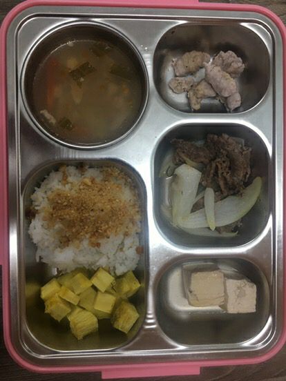 đây là các mon ăn trong tuần mk hay mang đi làm. hộp cơm xịn mịn lắm luôn. có nhiều ngăn để thức ăn. mk mang canh đi nhưng k jeef bik đổ ra. nắp rất kín. good mn nhé