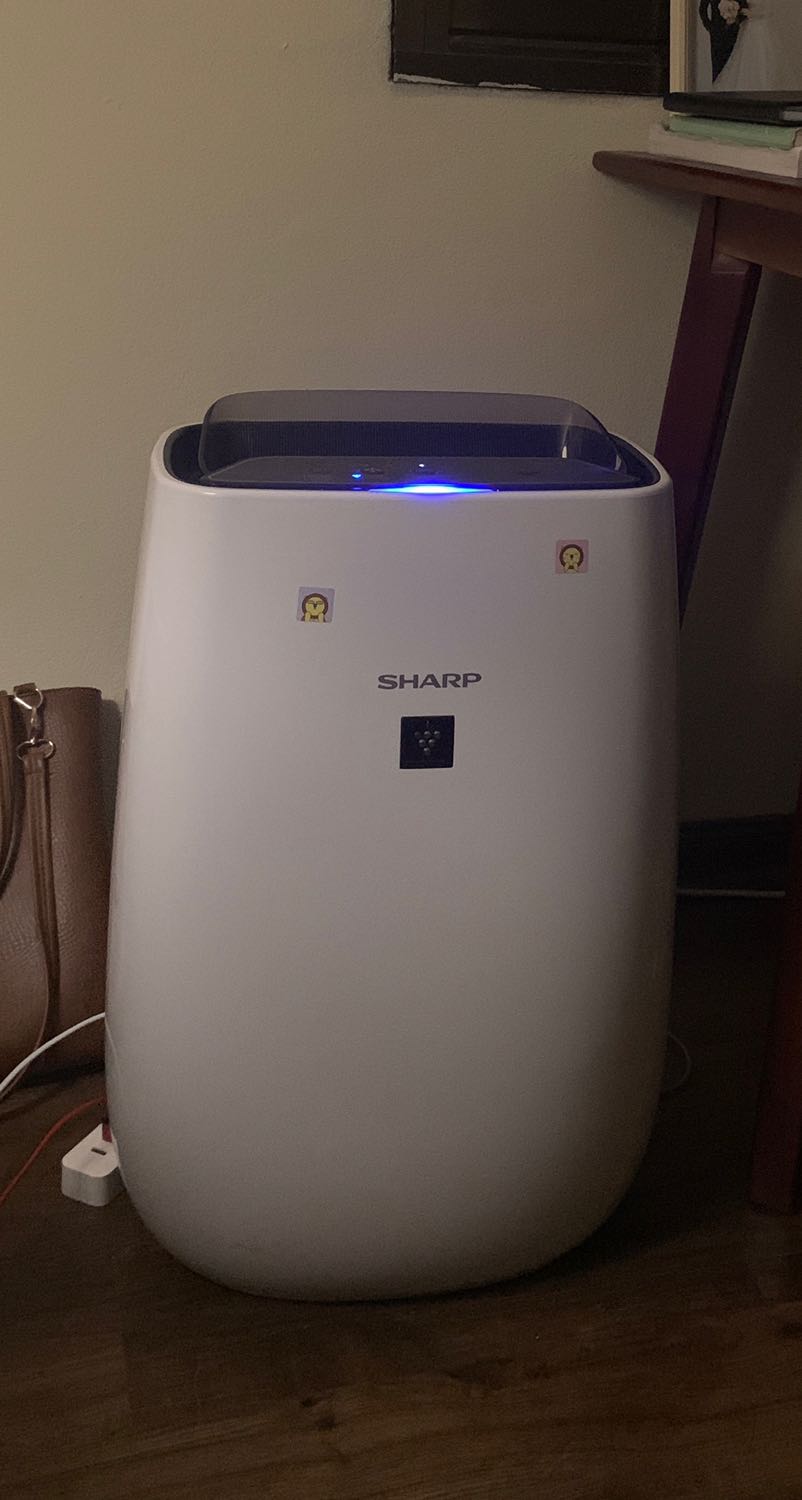 Mình mua và đã sử dụng được gần 2 tháng.
Ưu điểm: So với các kiểu dáng hiện giờ thiên về vuông, khối thì em này của sharp làm mình nghĩ đến Eve bạn wall-e đó mọi người :D Trong mắt mình là khá xinh
Về hiệu quả: Phải kể đến là cảm biến nếu mọi ng tinh chỉnh được thì nó rất nhạy, đặc biệt nhạy mùi. Mình để máy chạy suốt, về phòng mở cửa ra tầm 30s là đèn cảm ứng báo cam. Hôm nào có mùi lạ mình ngửi thấy quay ra tầm 20s là em nó cũng vàng cũng đỏ. 
Nhược điểm: So với một số máy lọc kk hiện nay điều chỉnh được qua App thì em này chỉ có thể dùng thủ công. Nên mình cũng không biết em ý lọc với tốc độ sao nữa. Nhà mình dùng song song em này và em Xiaomi 3H (Có App) nên có thể đưa ra review cho cả hai dòng.
Nếu mua cho nhà có trẻ nhỏ, bố mẹ ở xa thì mình nghĩ nên chọn Xiaomi 3H có thể tinh chỉnh và theo dõi từ xa. Còn cần máy lọc khỏe, không ồn, nhạy mùi nhạy ánh sáng thì quất ngay em Sharp này, giá canh sale mua thì hời lắm. 
À quên, một ưu điểm của em Sharp này là bộ lọc thay ngắn hay dài là do mình nhé. Chứ Xiaomi nó sẽ đếm ngược thời gian còn sử dụng nên chắc tốn hơn ở khoản mua màng lọc. Nhà mình mới dùng gần hai tháng nhưng cả hai em đều lọc được kha khá bụi. Không biết ở đâu mà nhiều thế dù mình đóng cửa suốt ngày T_T
Sharp có chính hãng ở VN rồi nên việc mua và thay màng lọc nó dễ :D
Chờ mãi dùng mình mới rì viu :D
Cho 4 sao vì mình vẫn khoái có app hơn còn công năng thì không trừ sao tí nào nha Mình mua và đã sử dụng được gần 2 tháng.
Ưu điểm: So với các kiểu dáng hiện giờ thiên về vuông, khối thì em này của sharp làm mình nghĩ đến Eve bạn wall-e đó mọi người :D Trong mắt mình là khá xinh
Về hiệu quả: Phải kể đến là cảm biến nếu mọi ng tinh chỉnh được thì nó rất nhạy, đặc biệt nhạy mùi. Mình để máy chạy suốt, về phòng mở cửa ra tầm 30s là đèn cảm ứng báo cam. Hôm nào có mùi lạ mình ngửi thấy quay ra tầm 20s là em nó cũng vàng cũng đỏ. 
Nhược điểm: So với một số máy lọc kk hiện nay điều chỉnh được qua App thì em này chỉ có thể dùng thủ công. Nên mình cũng không biết em ý lọc với tốc độ sao nữa. Nhà mình dùng song song em này và em Xiaomi 3H (Có App) nên có thể đưa ra review cho cả hai dòng.
Nếu mua cho nhà có trẻ nhỏ, bố mẹ ở xa thì mình nghĩ nên chọn Xiaomi 3H có thể tinh chỉnh và theo dõi từ xa. Còn cần máy lọc khỏe, không ồn, nhạy mùi nhạy ánh sáng thì quất ngay em Sharp này, giá canh sale mua thì hời lắm. 
À quên, một ưu điểm của em Sharp này là bộ lọc thay ngắn hay dài là do mình nhé. Chứ Xiaomi nó sẽ đếm ngược thời gian còn sử dụng nên chắc tốn hơn ở khoản mua màng lọc. Nhà mình mới dùng gần hai tháng nhưng cả hai em đều lọc được kha khá bụi. Không biết ở đâu mà nhiều thế dù mình đóng cửa suốt ngày T_T
Sharp có chính hãng ở VN rồi nên việc mua và thay màng lọc nó dễ :D
Chờ mãi dùng mình mới rì viu :D
Cho 4 sao vì mình vẫn khoái có app hơn còn công năng thì không trừ sao tí nào nha