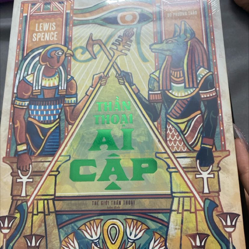 Cuốn này bọc kính và bìa đẹp. Mình chưa khui nhưng tổng thể trọn vẹn ko thấy bị lỗi gì.